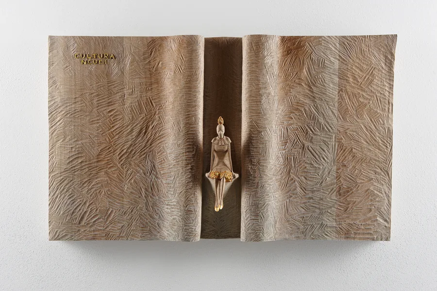 Cultura Ncuei mit Goldrock — Relief, Holz mit Blattgold