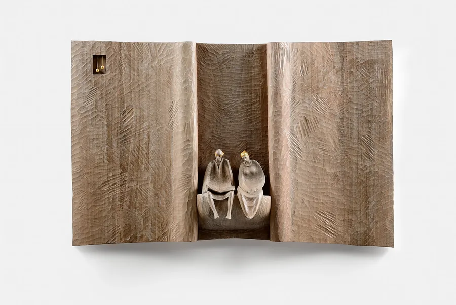 Zwei Sitzende im Holzschrein — Relief, Holz mit Blattgold