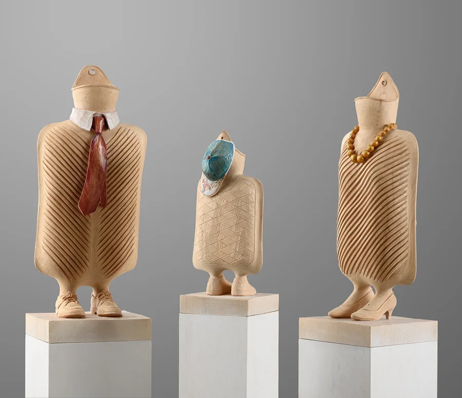 Drei Figuren mit blauer Kappe — Holz, gefasst
