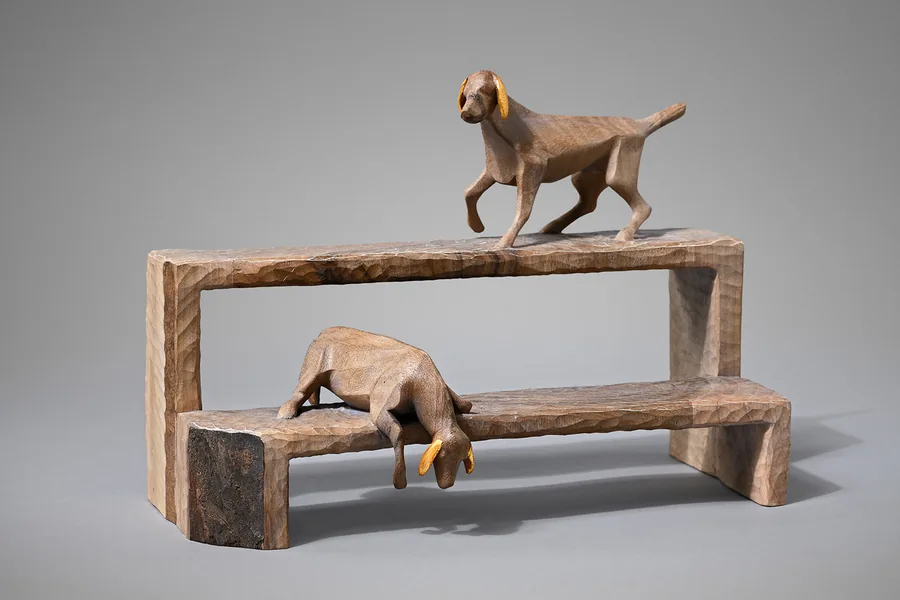 Zwei Hunde auf Holzbank — Holz mit Blattgold