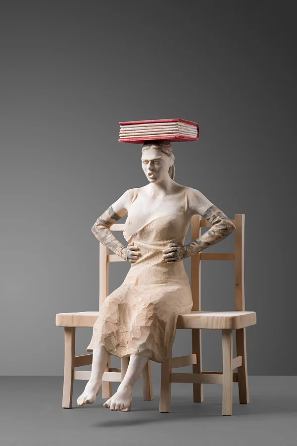 Sitzende mit Bücherstapel — Holz, gefasst