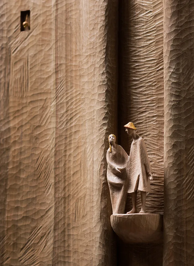Figurenpaar auf Schalensockel — Relief, Holz mit Blattgold