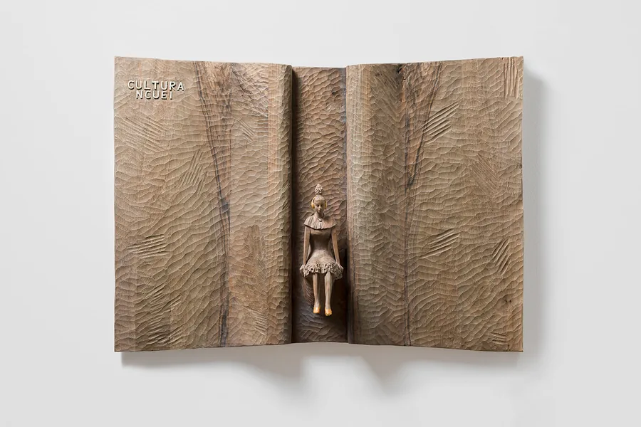 Cultura Ncuei helle Fassung — Relief, Holz mit Blattgold