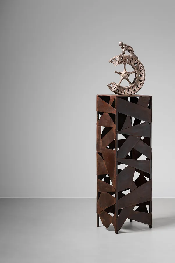 Bronzemond auf Stahlsockel — Cortenstahl