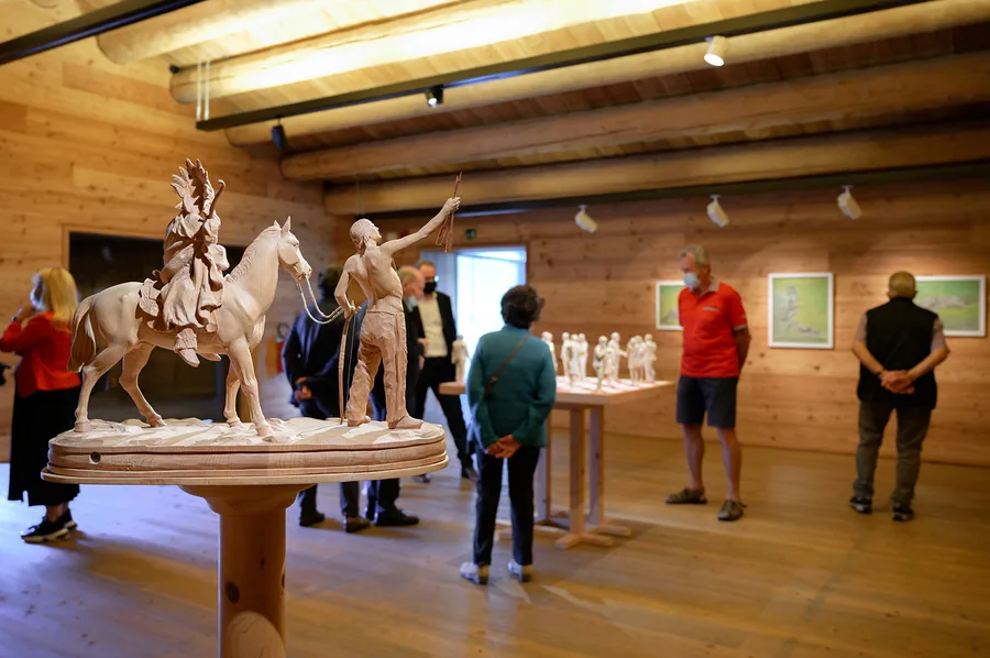 Pferd mit Reiter und Führer — Holz
