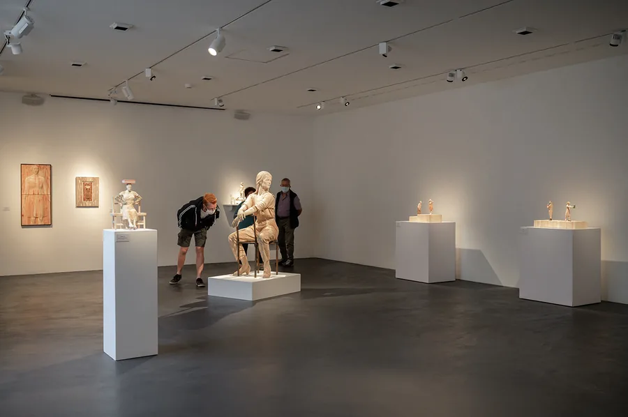 Weißer Ausstellungsraum — Holz