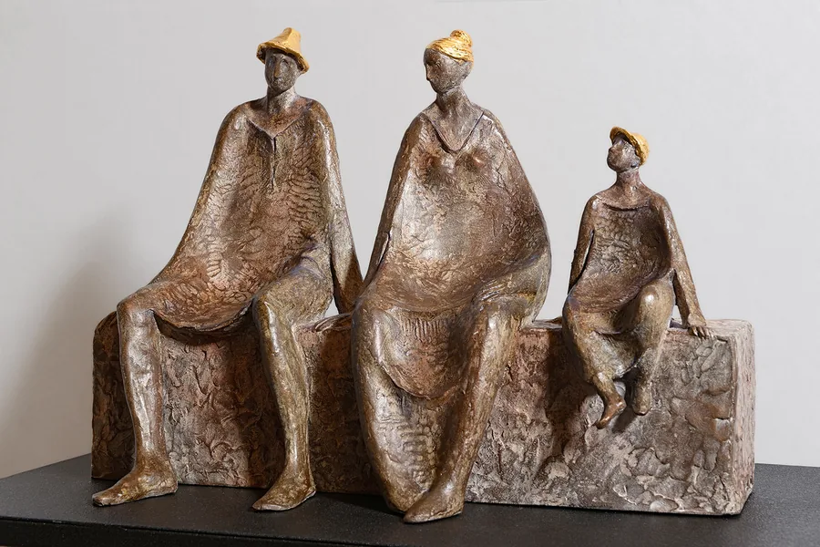 Sitzende Dreiergruppe mit Goldkappen — Bronze