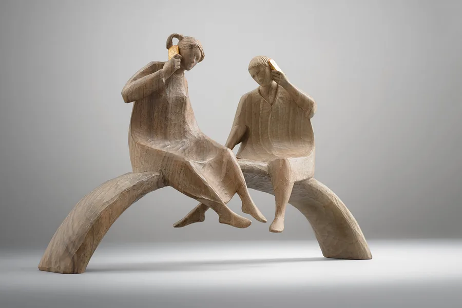 Zwei Frauen auf Bögen — Holz mit Blattgold