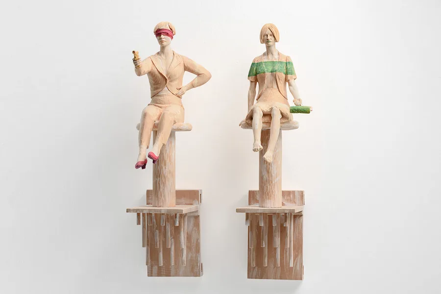 Sitzendes Frauenpaar auf Säulen — Holz, gefasst