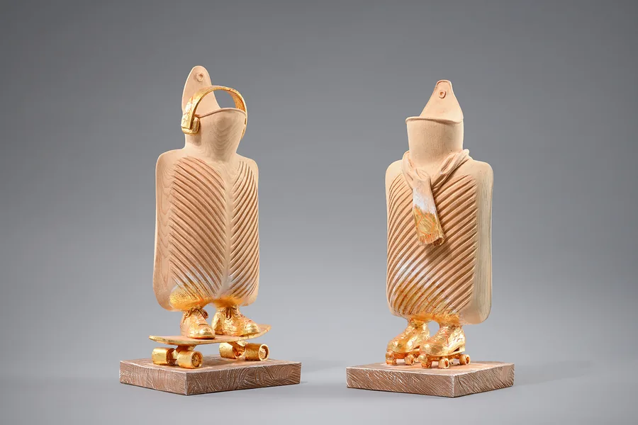 Vogelfiguren auf Rollschuhen — Holz mit Blattgold