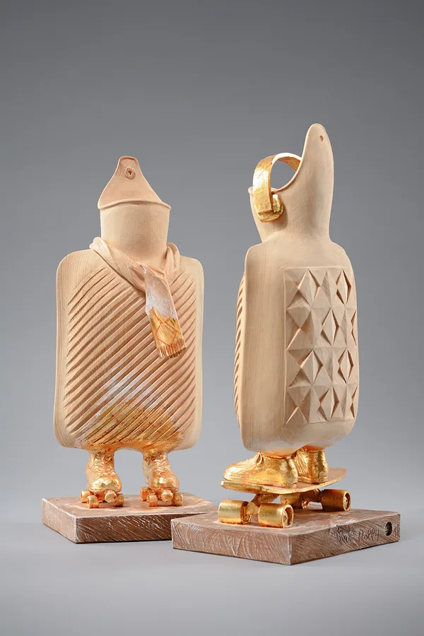 Figurenpaar mit Krawatte und Kopfhörer — Holz mit Blattgold