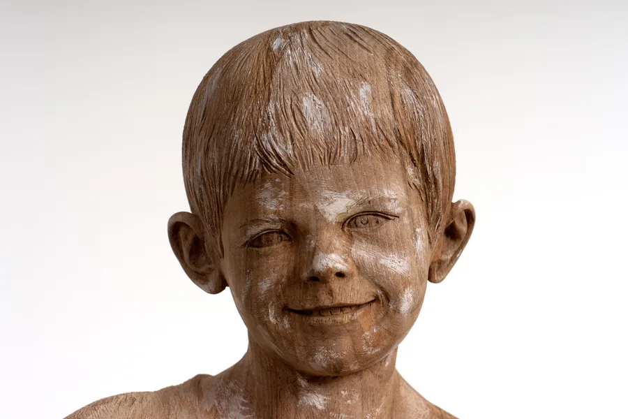 Lächelnder Kinderkopf — Holz, gefasst