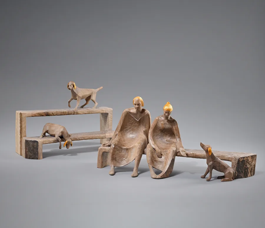 Figurenensemble mit drei Hunden — Holz, gefasst mit Blattgold
