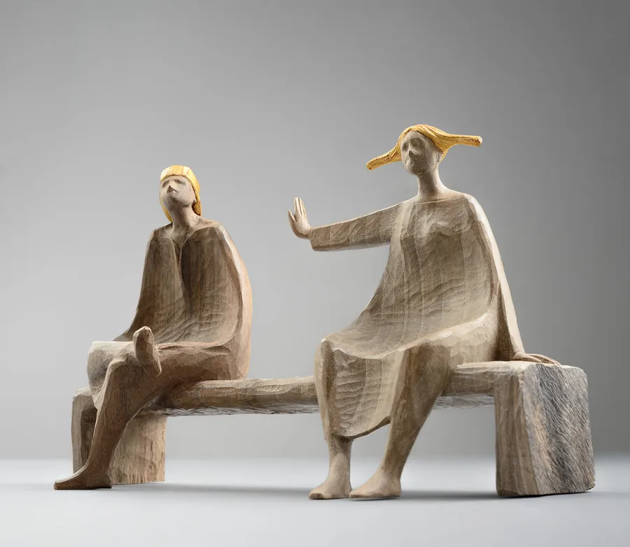 Zwei Figuren auf Bank — Holz, gefasst mit Blattgold