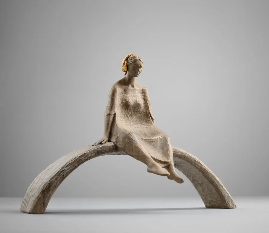 Sitzende Frau auf Bogen — Holz mit Blattgold