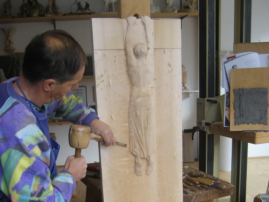 Bildhauer schnitzt Relief — Holz