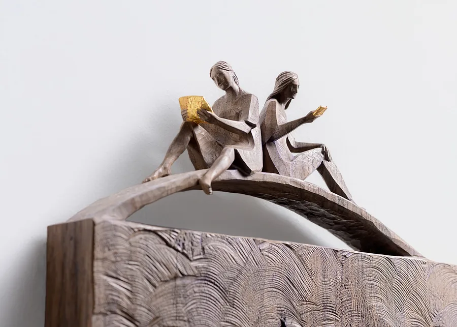 Zwei Sitzende mit Goldtafeln — Relief, Holz mit Blattgold