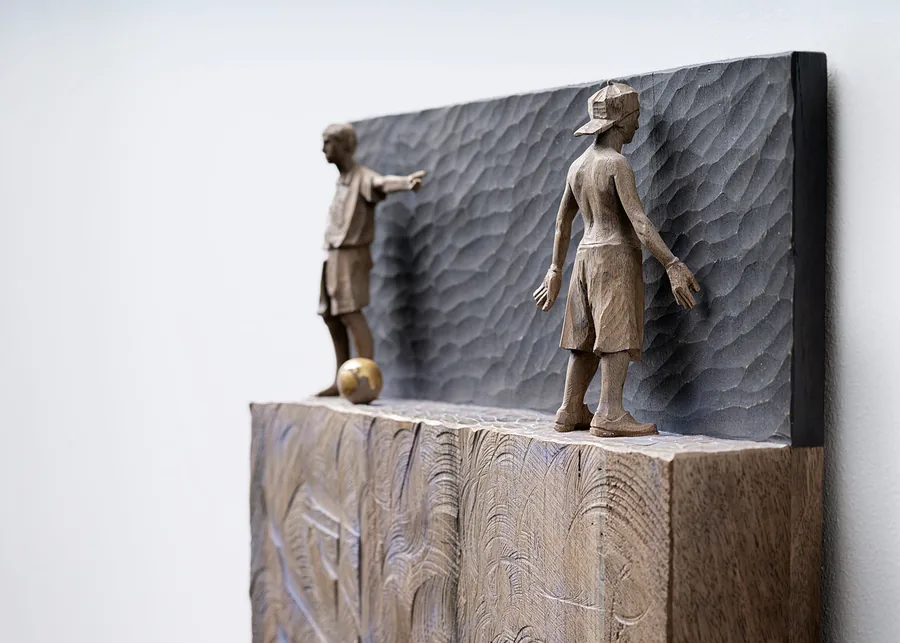 Junge mit Mütze, Seitenansicht — Relief, Holz, gefasst mit Blattgold