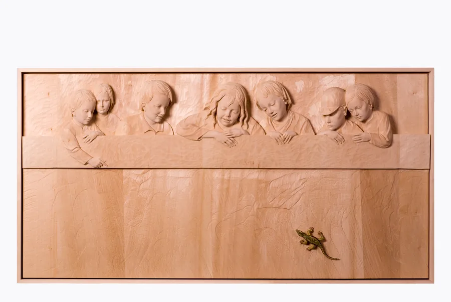 Kinder an der Brüstung mit Eidechse — Relief, Holz, gefasst